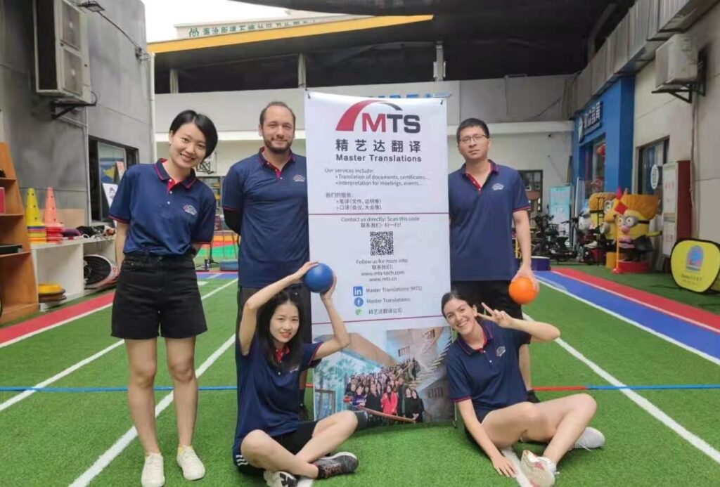 精藝達(dá)公司員工David, Anne, Julie, Luz以及我們的朋友Jake賽前熱身