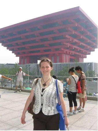 2010年凱瑟琳來(lái)到世博園中國(guó)館周邊